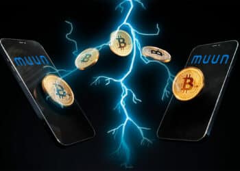 Teléfonos con logo de Muun enviando BTC con relámpago que representa Lightning