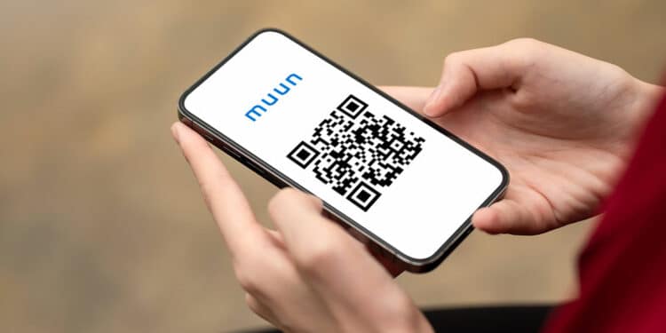 mano con teléfono y qr con logo de muun wallet