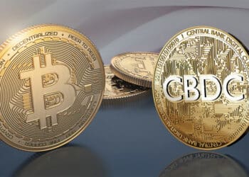 Monedas de BTC y CBDC con bandera de Nigeria