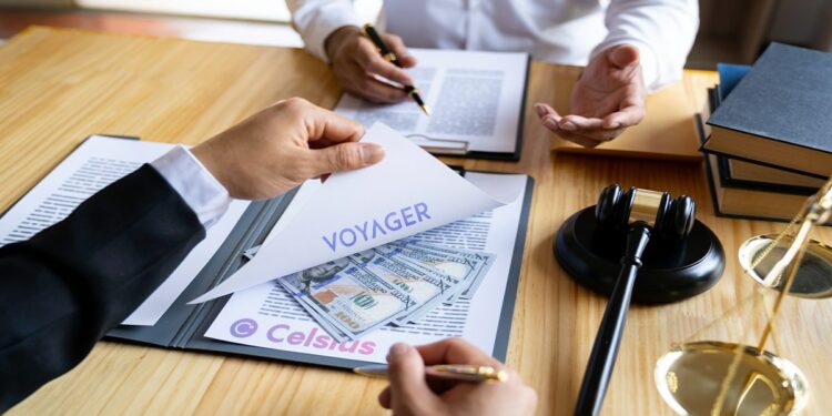abogados discutiendo documentos de voyager y celsius con billetes de dólares entre documentos
