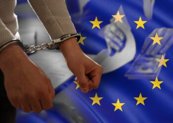 mujer esposada con imagen de soborno y bandera de europa en el fondo