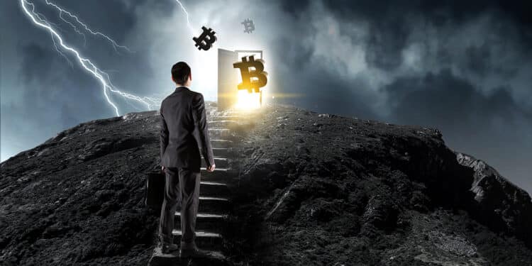hombre observando escalones faltantes para alcanzar puerta con logos de bitcoin y relámpagos en el fondo