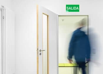 Persona saliendo por puerta