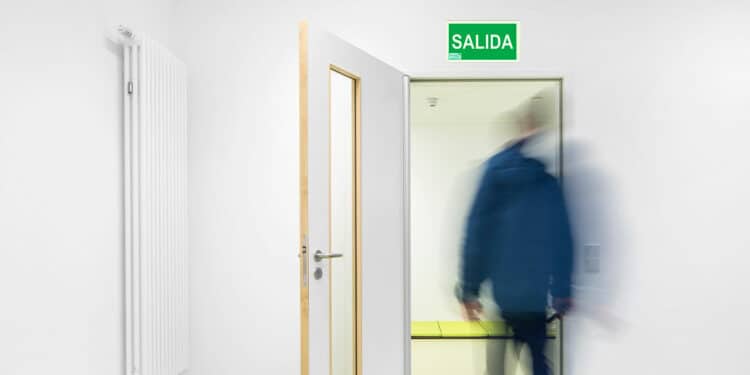 Persona saliendo por puerta