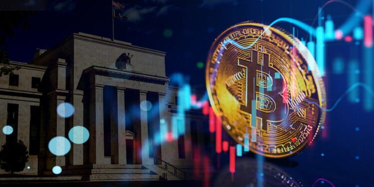 moneda de bitcoin con gráfico alcista de precio superpuesto con edificio de la reserva federal de los estados unidos en el fondo