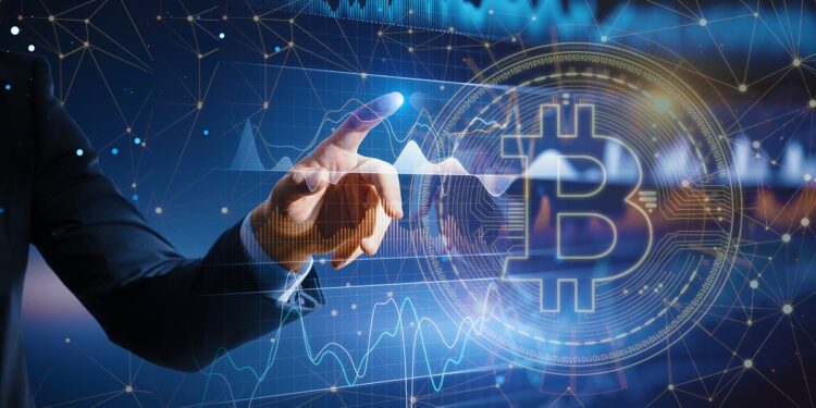 mano señalando graficos de precio en pantalla digital con moneda de bitcoin superpuesta