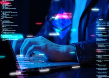 hombre escribiendo en computadora rodeado por código co logo de ethereum