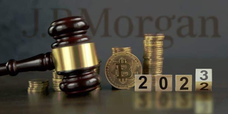 moneda de bitcoin entre martillo de juez y cubos marcando el 2023 con logo de JP Morgan en el fondo