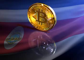 moneda de bitcoin sobre superficie de cristan con bajndera de Costa Rica en el fondo