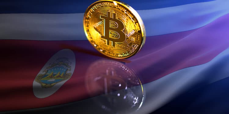 moneda de bitcoin sobre superficie de cristan con bajndera de Costa Rica en el fondo