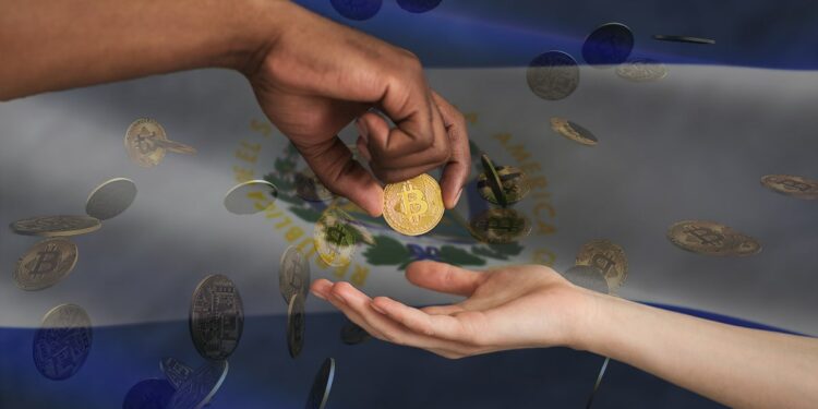 mano sosteniendo bitcoin sobre mano con gesto de recibir con bandera de El Salvador y monedas de bitcoin cayendo en el fondo