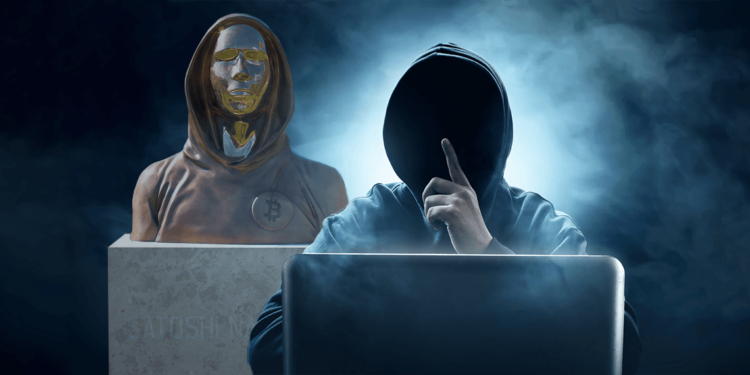 Estatua de Satoshi Nakamoto junto a hombre misterioso.