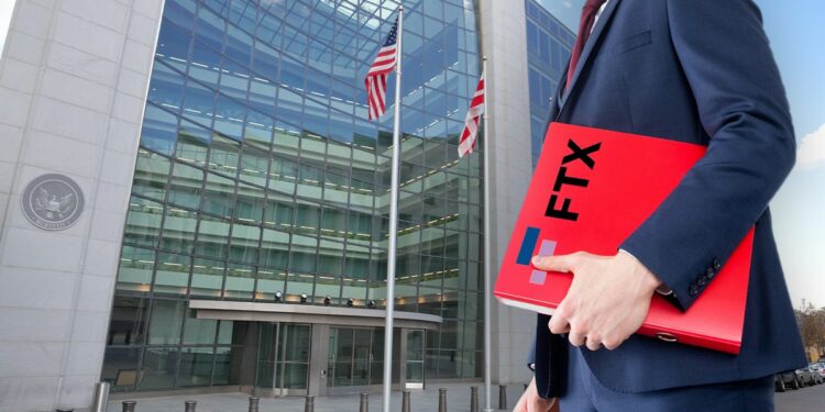 hombre sosteniendo carpeta con logo de FTX sirigiendose a oficinas de la SEC