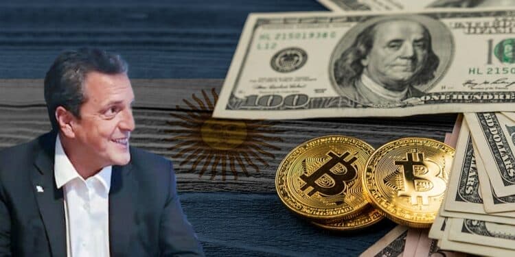 Sergio Massa junto a billetes de dólares y monedas de bitcoin sobre mesa con bandera de Argentina