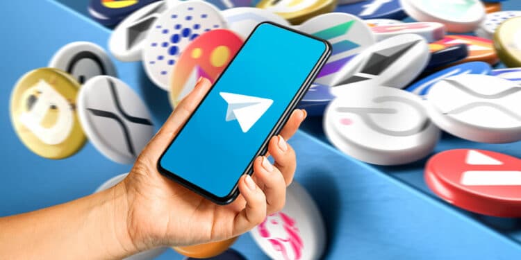 Fondo de criptomonedas y teléfono con logo de Telegram