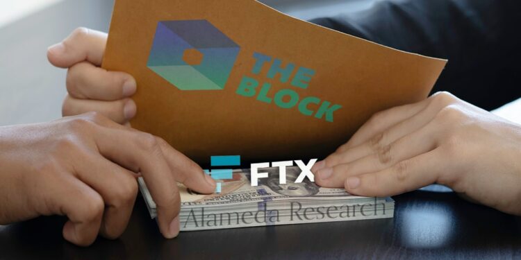 personas esconden con carpeta de the Block entrega de dinero con logo de FTX y alameda Research
