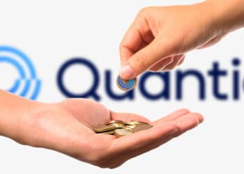 Logo de Quantia junto a manos entregando su token.