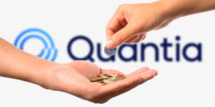 Logo de Quantia junto a manos entregando su token.