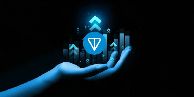 Mano sosteniendo criptomoneda toncoin y flechas al alza azules