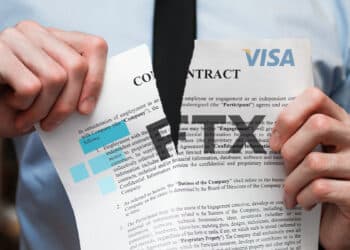 hombre de negocios rompiendo documento de contrato con logos de FTX y Visa