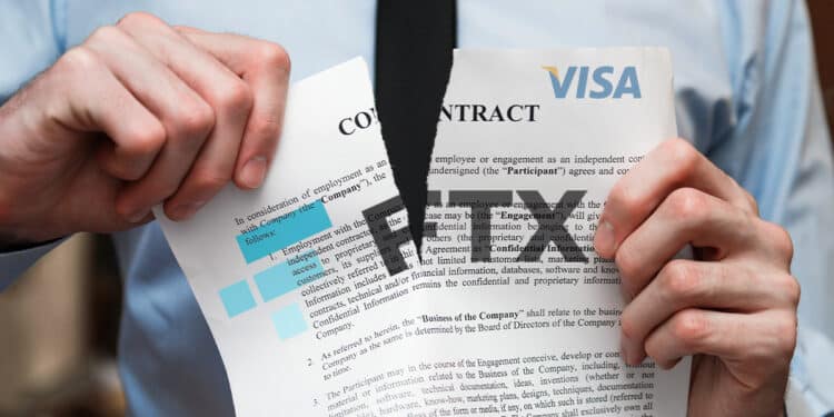 hombre de negocios rompiendo documento de contrato con logos de FTX y Visa