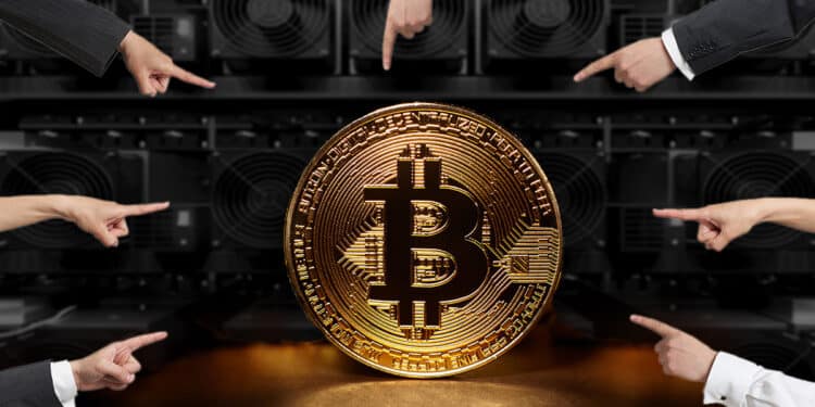 moneda e Bitcoin señalada por manos con mineros en el fondo