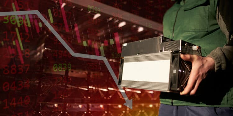 operador de granja de mienría retirando minero asic de los rigs con gráfico bajista superpuesto