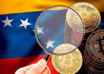 Bandera de Venezuela con lupa y BTC