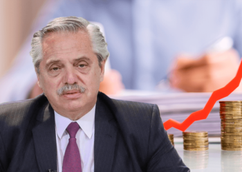 Alberto Fernández junto a monedas con flecha roja representando la inflación.