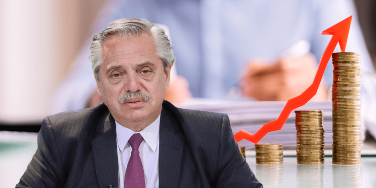 Alberto Fernández junto a monedas con flecha roja representando la inflación.
