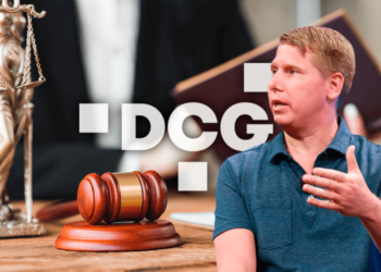 Barry Silbert junto a logo de DCG y elementos judiciales.