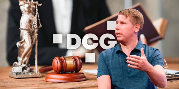 Barry Silbert junto a logo de DCG y elementos judiciales.