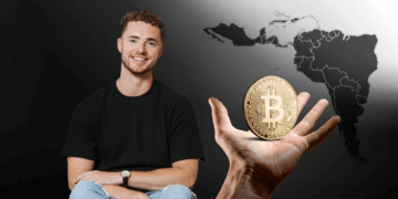 Dan Westgarth junto a bitcoin y mapa de Latinoamérica.