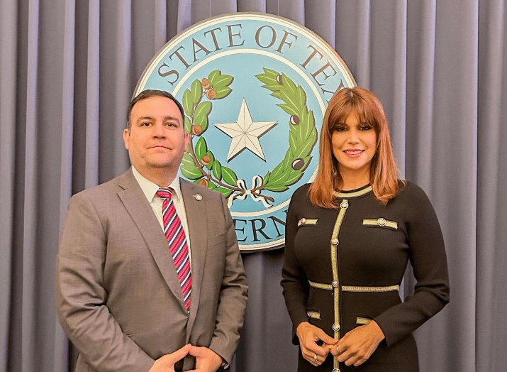 Joe Esparza, el subsecretario de Gobierno de Texas y Milena Mayorga, embajadora de El Salvador en Estados Unidos.