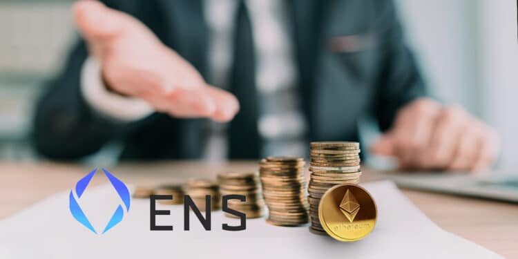 Hombre ofrece monedas de ethreum apiladas junto a logo de Ethereum Name Services