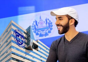 Nayib Bukele observando edificio del Fondo Monetario Internacional con bandera de El Salvador en el fondo