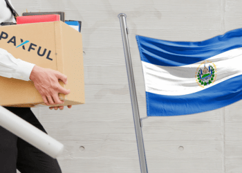 PAXFUL junto a bandera de El Salvador.