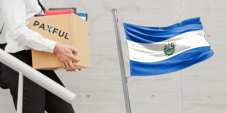 PAXFUL junto a bandera de El Salvador.