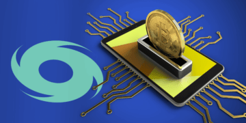 Logo de tornado cash junto a bitcoin.