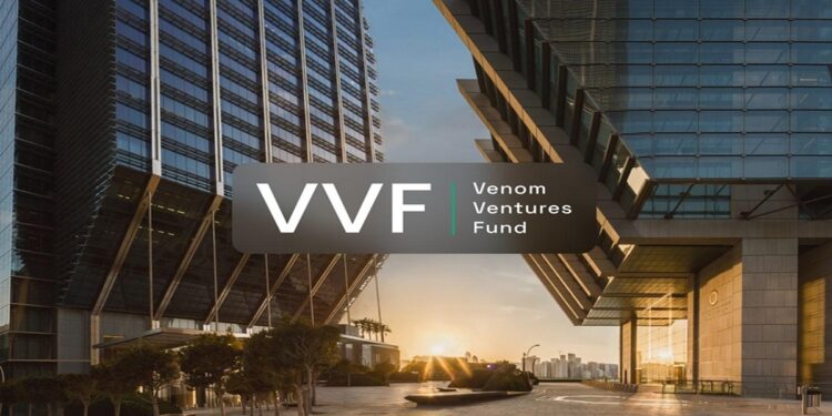 Foto de dos edificios al fondo y el logo de fondo de capital de riesgo Venom al frente.