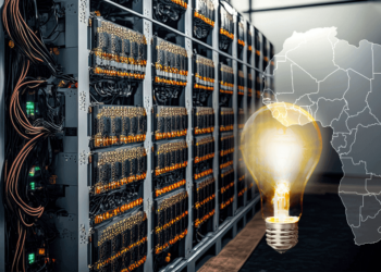 Mineros de bitcoin junto a mapa de África y una lamparita simbolizando la energía eléctrica.