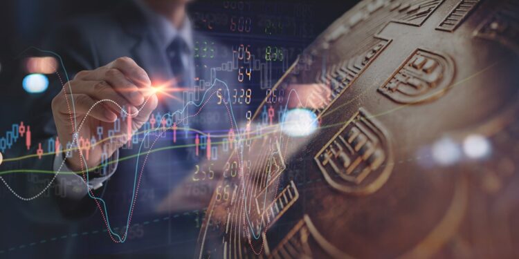 Analista revisa gráfico de precio junto a moneda de bitcoin
