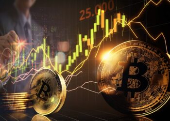 monedas de bitcoin con gráfico de precio marcando límite en 25.000 con analista de mercado e n el fondo