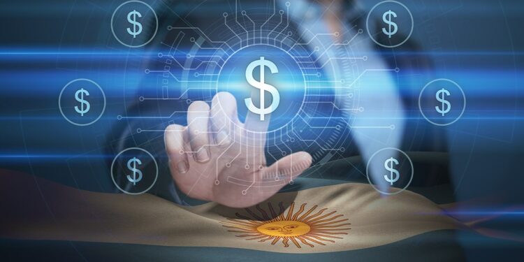 hombre seleccionando simbolo de dolar digital entre opciones de dólares digitales con bandera de Argentina en la parte baja de la pantalla