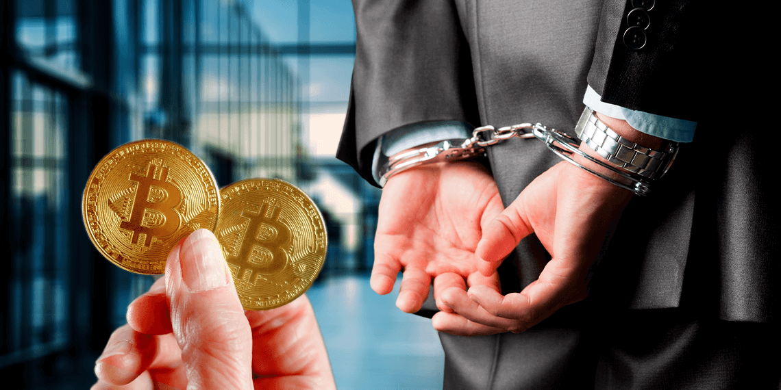 Dos bitcoins junto a persona arrestada.