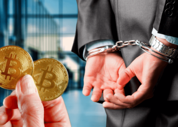 Dos bitcoins junto a persona arrestada.