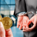 Dos bitcoins junto a persona arrestada.