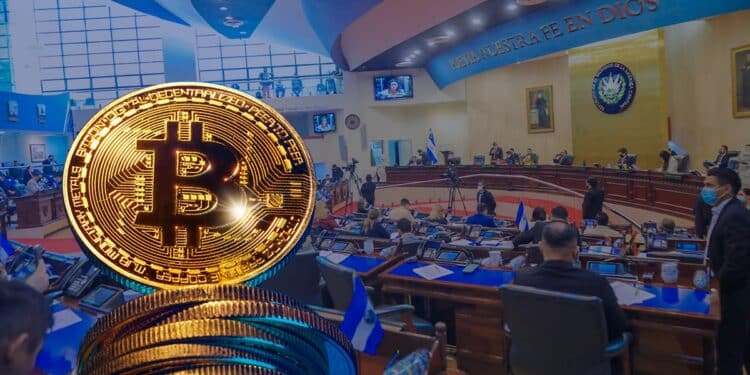 moneda de bitcoin sobre monedas apiladas con imagen de la asamblea legislatica de El salvador en el fondo