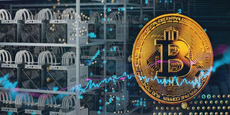 moneda de bitcoin junto a mineros asic proyectados sobre placa de metal con grafico alcista superpuesto