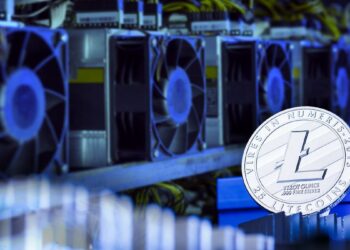 moneda de litecoin sobre placa metalica con mineros asic en el fondo